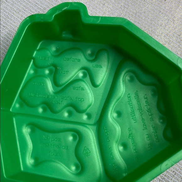 Festive Red and Green Holiday Jello Jelly Molds Gingerbread House Bell Socking 7 - Picture 10 of 13